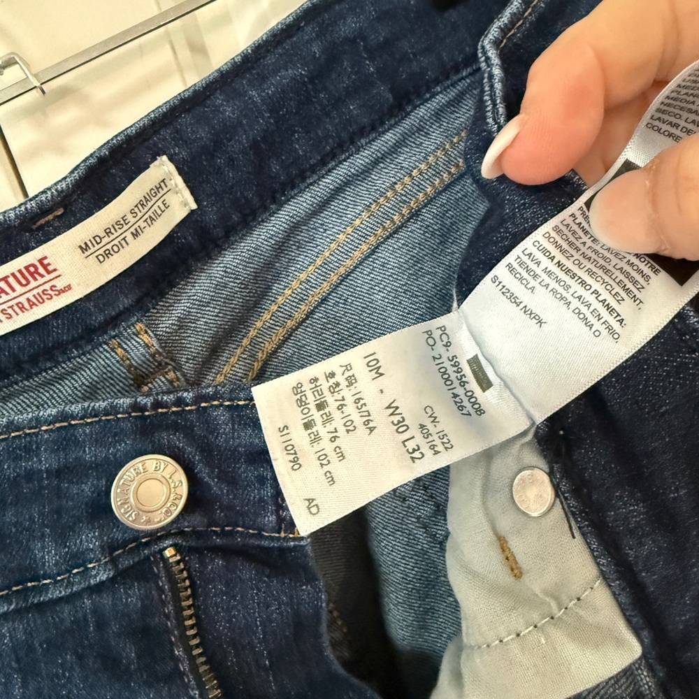 👖 Levi’s Signature Mid-Rise Straight Cut-Off Denim Shorts | Size 30 - Picture 7 of 7